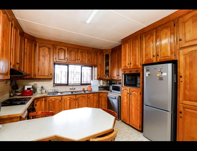 13 BEDROOM HOUSE FOR SALE IN CLARE ESTATE